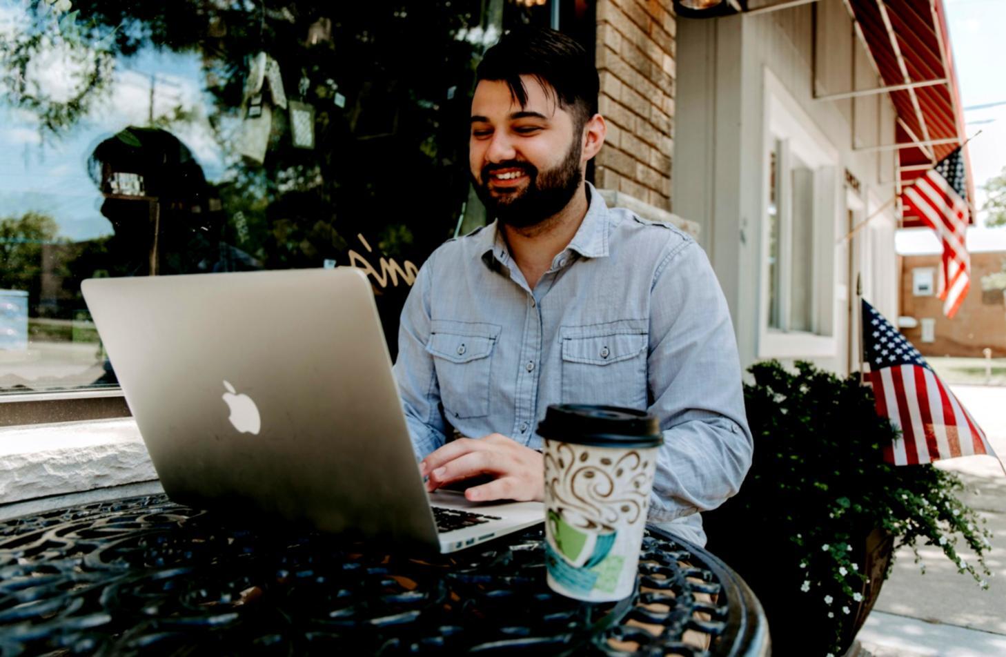 Proceso de optimización de contenido SEO en entorno profesional