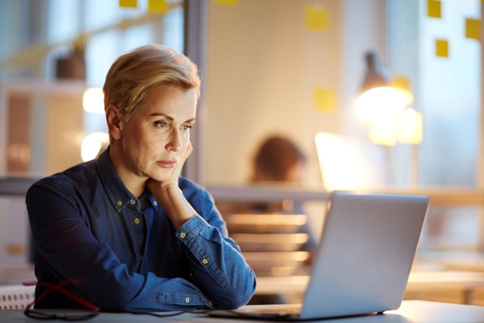 Espacio de trabajo con análisis de palabras clave y estrategia de contenido